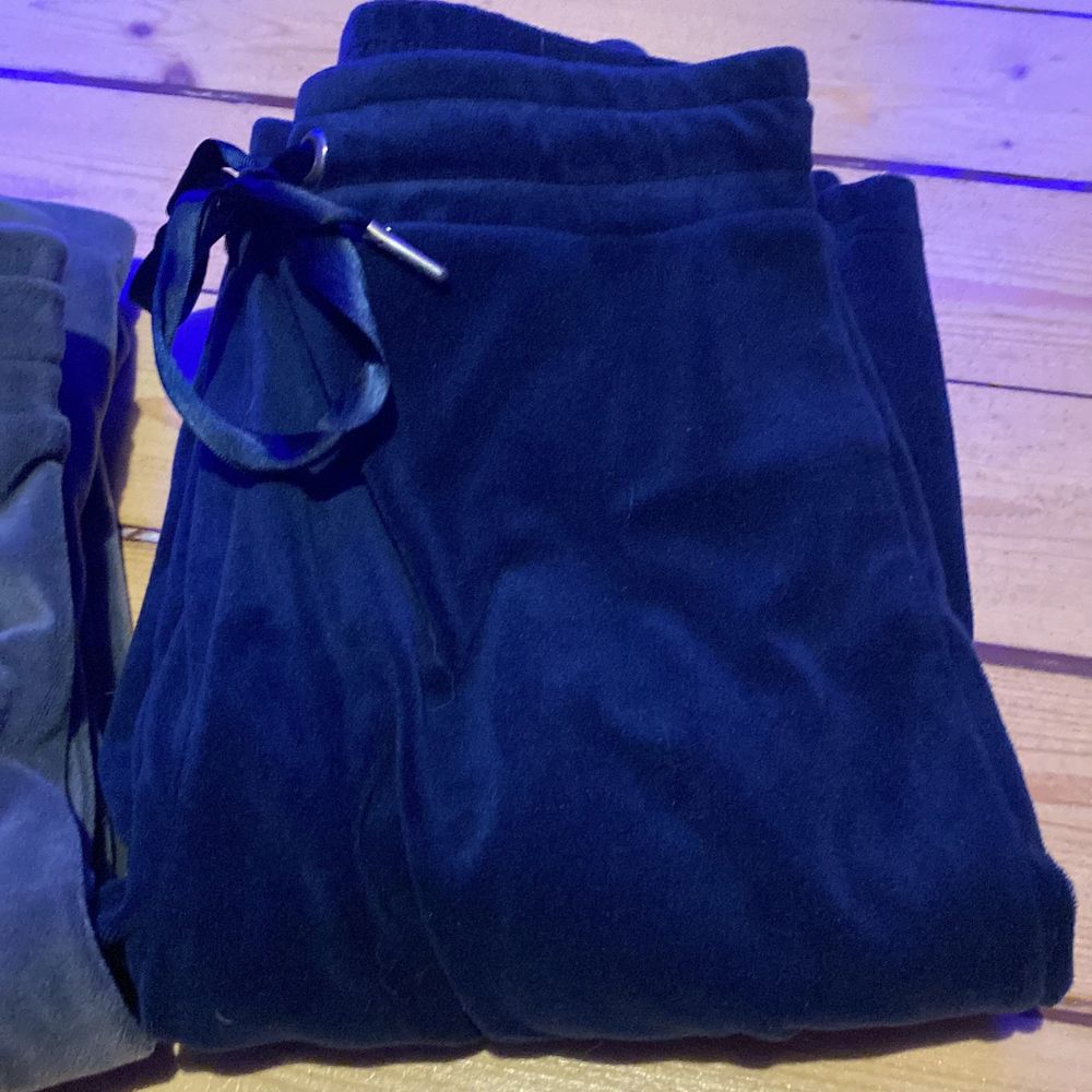 Mjukisbyxor från Gina som tyvärr inte kommer till användning längre, därför jag säljer de! 💋 En byxa kostar 100kr och båda för 170kr 💋. Jeans & Byxor.