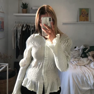 dröm blus från Bohoo - säljer denna dröm blus ifrån Bohoo som liknar den från weekday otroligt mkt❤️