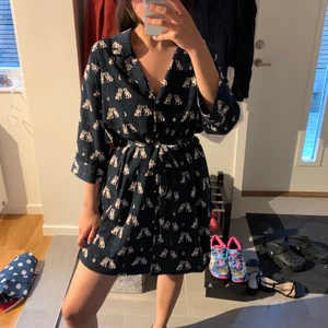 Monki klänning XS - Funkar nog för st 34 36 och 38 dvs oversized En väldigt älskad klänning som söker nytt hem <3  Fraktar ej