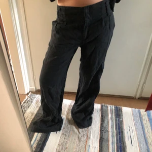 Linné byxor  - Najs svarta linne byxor passar mig som brukar ha 38 men är dock väldigt långa så passar nån över 170 annars kan man enkelt sy upp dom💕💕