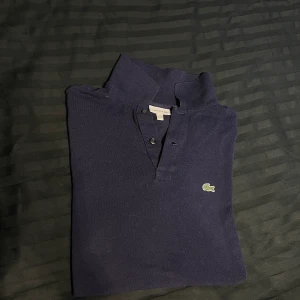 Lacoste piké  - Lacoste Kortärmad piké  Strl- 16 år eller 176cm Cond - 8/10 Pris kan diskuteras 