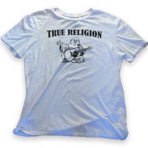 En True Religion t-shirt aldrig använd. Ganska lång och stor, såklart den är ju Xl. Men om du är längre än 178 passar den dig nog i längden.