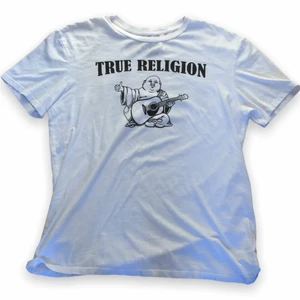 True Religion Tröja - En True Religion t-shirt aldrig använd. Ganska lång och stor, såklart den är ju Xl. Men om du är längre än 178 passar den dig nog i längden.