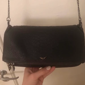 Zadig & Voltaire rock savage clutch bag - Säljer denna väldigt praktiska och snygga väska som innehåller 3st olika fack. Väskan kommer tyvärr inte till användning längre så därför säljer jag den, men den är i super fint skick! 💖