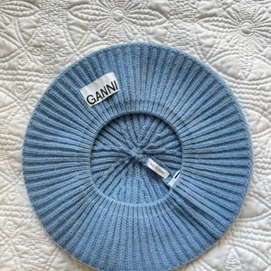 Baby blue basker från GANNI 🦋 - Basker i ull, oanvänd! Ordinarie pris: 575kr