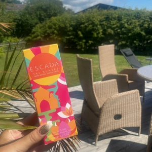 Escada Taj Sunset - Parfym som inte är öppnad! Säljer pågrund av att jag har en annan parfym jag alltid använder! Parfymen kommer från Escada. 300 inklusive frakt 📦 