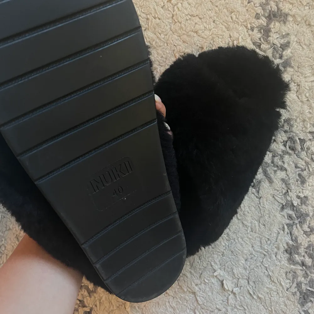 Svarta fluffiga inuikii tofflor i storlek 40 men passar 38 och 39 också då de är lite små i storleken. Knappt använda så det är i nyskick🥰🥰. Skor.