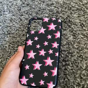 Fint svart mobil skal med rosa stjärnor köpt på shein, för iPhone 11🤍