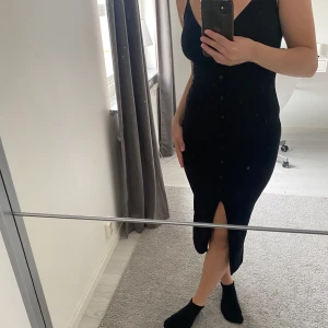 Svart klänning - En superfin svart klänning som jag använde en hel del i sommar💓 säljer då den är för liten nu💓 kom privat för bilder eller mer info!💓