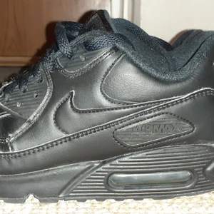 Nike air nax 90 - Säljer mina skorsomär8/10 skic. Storlek 42.5. Pris kan diskuteras vid snabb affär. 