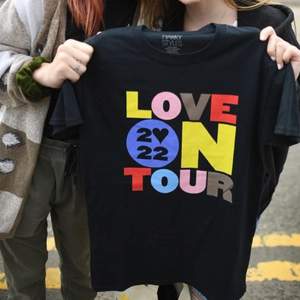 Hann inte köpa merchen på Harrys konsert så undrar om nån säljer hans Love on Tour t-shirt i s eller m spelar ingen roll!