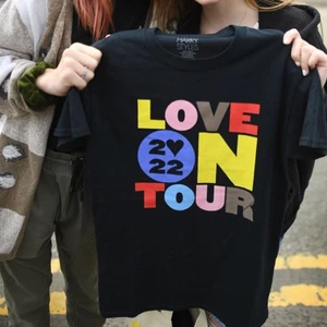 HARRY STYLES  - Hann inte köpa merchen på Harrys konsert så undrar om nån säljer hans Love on Tour t-shirt i s eller m spelar ingen roll!