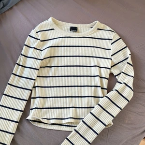 Randig långärmad tröja - Beige/vit tröja med svarta ränder från ginatricot i bra skick🤩 strl s