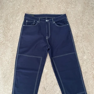 Jeans med vit söm - Jeans med vit söm köpta på carlings, storlek M