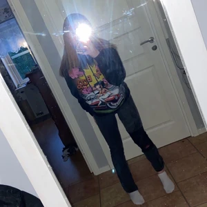 Betty boop hoodie - ⚠️gamla bilder⚠️ Det är i väldigt fint skick fortfarande ser precis ut som ny köpt. Köpte på CCW 2021. Samma tryck på ryggen som fram. Den är väldigt luftig och stor.  använt den Max 3 gånger Och gillar själv inte att ha p mig den skriv vid intresse💗