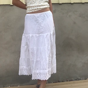 Långkjol - Jättesöt vit långkjol! Står inget märke eller storlek men uppskattar till xs, sitter lågmidjat och går ner till vaderna på mig som är 160cm! Använder inte den nya funktionen, frakt 52kr