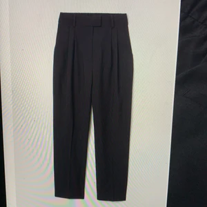 Kostymbyxor  - Byxor från hm. Kallas ”byxa med pressveck” på hemsidan, skriv för fler bilder 💗 Är använda endast 2 gånger! Är ganska små i storleken så skulle säga att de passar både 34/36