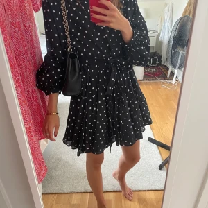 Klänning - Prickig klänning med en superfin volangkjol i storlek XS. Aldrig använd, prislappen sitter kvar. Säljes för 150 kr💓🌴