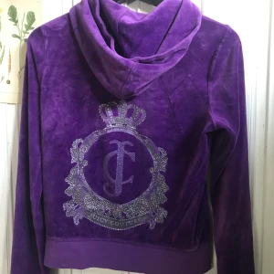 Juicy couture tröja - Lila juicy couture tröja! Bra skick (fläckarna är på spegeln inte tröjan hehe) men några stenar har gått av på baksidan , frakt tillkommer utöver priset