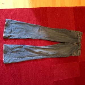 Midwaist bootcut - Använda 2 gånger. Får bakdelen att se bra ut. 