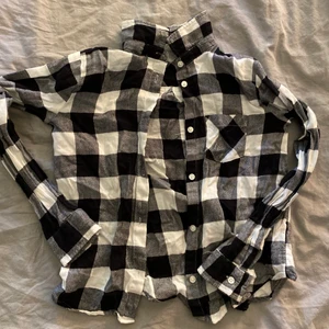 Rutig skjorta - Säljer denna snygga svart,vit,gråa skjortan från h&m, storlek 134/140. Säljer pga att den har blivit för liten för mig. Den är använd 1 gång alltså är den i nyskick. Jag säljer den för 20kr + 39kr frakt! Hör gärna av er vid intresse eller frågor!💕