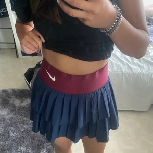 Tennis kjol - Säljer denna super snygga tennis kjol från Nike! Super skön att ha på sig. Kjolen har inbyggda shorts under kjolen ☺️