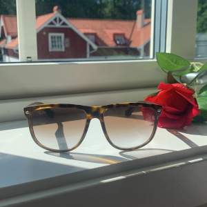 Fina solglasögon från Ray&Ban bästellde det  men jag andvände aldrig de så jag ska sälja de haft det i 2 månader typ köpte för 1084kr