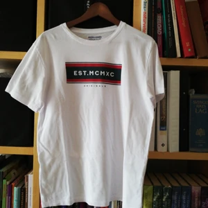 Vit T-shirt  - T-shirt från Jack & Jones. Använd 2 gånger. Plagget är tvättat och struken.