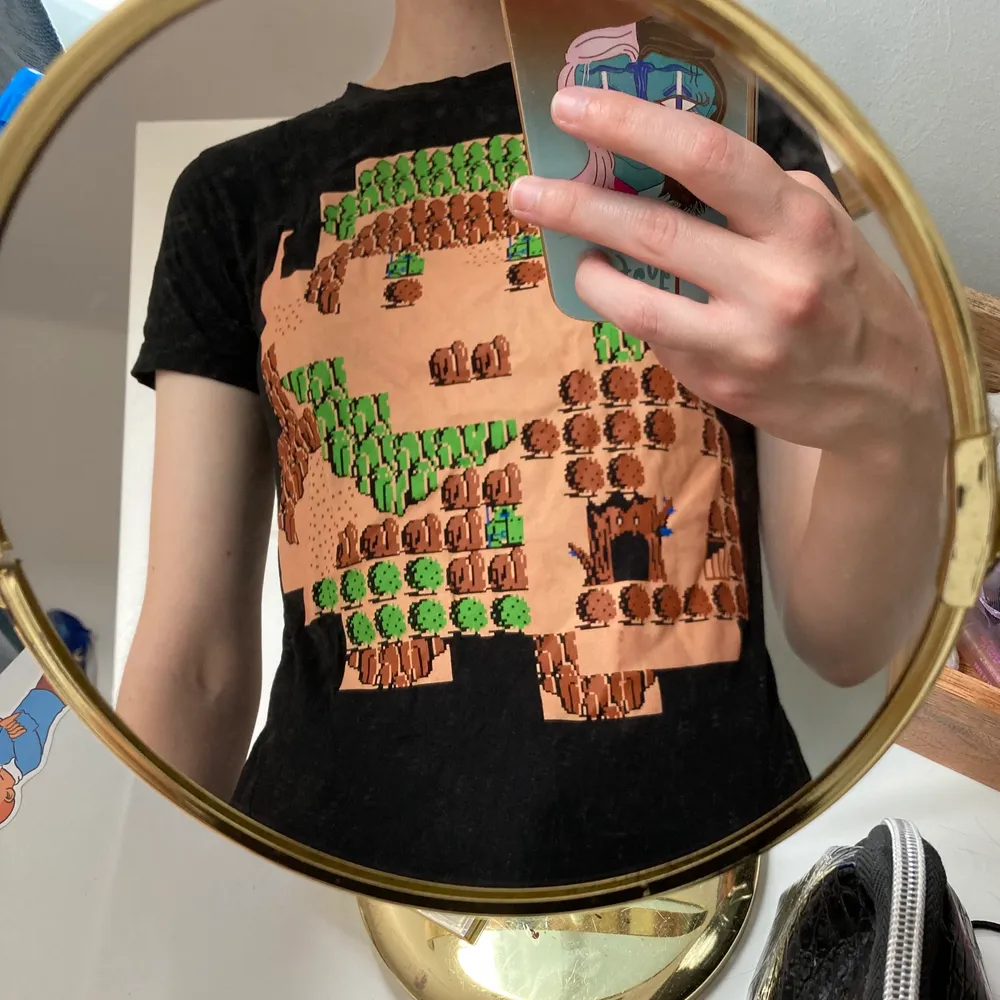 Svart figurnära t-shirt med motiv av Zelda 1 . Kom med ett lootcrate paket jag köpte 2016. Lite lösa trådar men inga större skavanker . För frågor finns jag i DM ☀️. T-paidat.