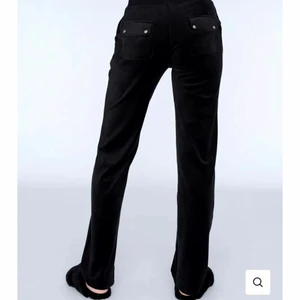 Juicy byxor - Säljer nu mina juicy couture byxor i strl L som även passar M.💗 de är köpta för 1100kr men jag säljer de direkt för 650kr+frakt eller kom med eget bud