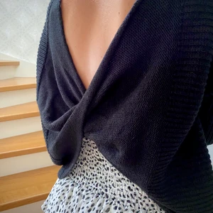 Nelly tröja storlek XS - Väldigt fin svart stickad tröja från Nelly med cool detalj i ryggen. Bara använd ett fåtal gånger så den är i bra skick. Säljes då den inte kommer till användning längre💓