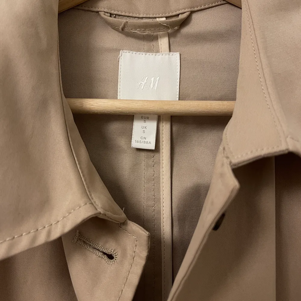 Beige trenchcoat från H&M i storlek S. Använd ett par fåtal gånger, fint skick!. Jackor.