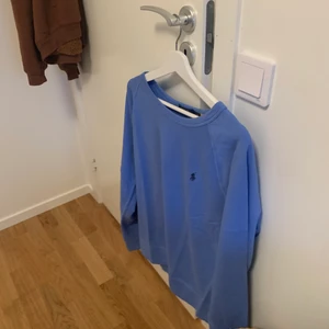 Ralph Lauren Sweatshirt L - Säljer denna jättefina Sweatshirt från Ralph Lauren i storlek L för 500. Säljer för att den tyvärr var för liten på mig. Aldrig använd och lappen finns kvar. Priset kan eventuellt sänkas.  Skriv gärna om ni undrar något :) Kan fraktas samt mötas upp