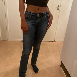Low waisted Vintage jeans - Low waisted Vintage jeans i bra skick storlek W28 L32