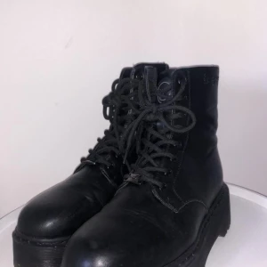 Svarta kängor, stl 39/40  - Svarta helt nya kängor, nyskick. Bara testade. Ny pris 800kr 