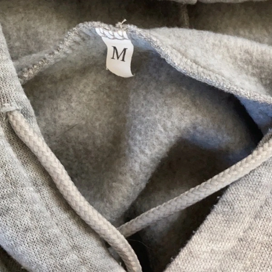 Grå hoodie med blått tryck! - 90