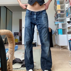 Baggy jeans! - Sjukt najs baggy jeans! Jag har oftast S i byxor och dom är stora på mig men funkar perfekt med skärp! Är 175 cm lång 💖💕