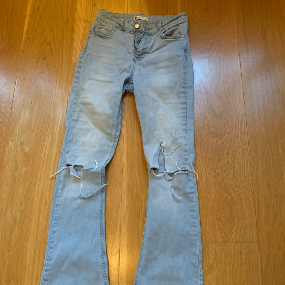 Säljer dessa sjukt snygga jeans från ginatricot. Skriv gärna priv om fler frågor eller bilder. Frakten tillkommer😊. Jeans & Byxor.