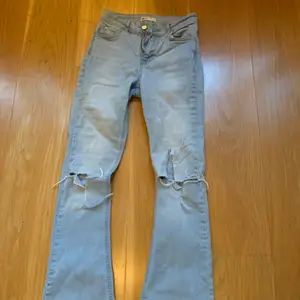 Säljer dessa sjukt snygga jeans från ginatricot. Skriv gärna priv om fler frågor eller bilder. Frakten tillkommer😊