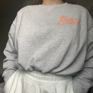 Pull & bear sweatshirt storlek s - Jättefin tröja, ser ut som ny och bara använd några få gånger. Bra skick och kvalite. Storlek S. 