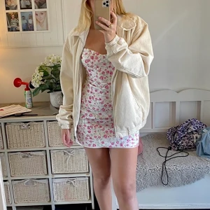 Zara klänning - Säljer en zara klänning. Strl M:) nyskick, köpare står för frakt💘