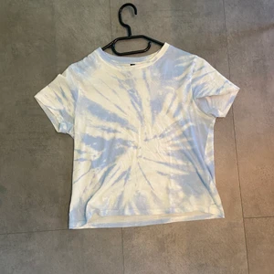 T-shirt från HM - T-shirt från HM i blå och vit, säljer då den inte kommer till användning längre. Storlek XS men passar mig som har S💕dm för mer bilder! 