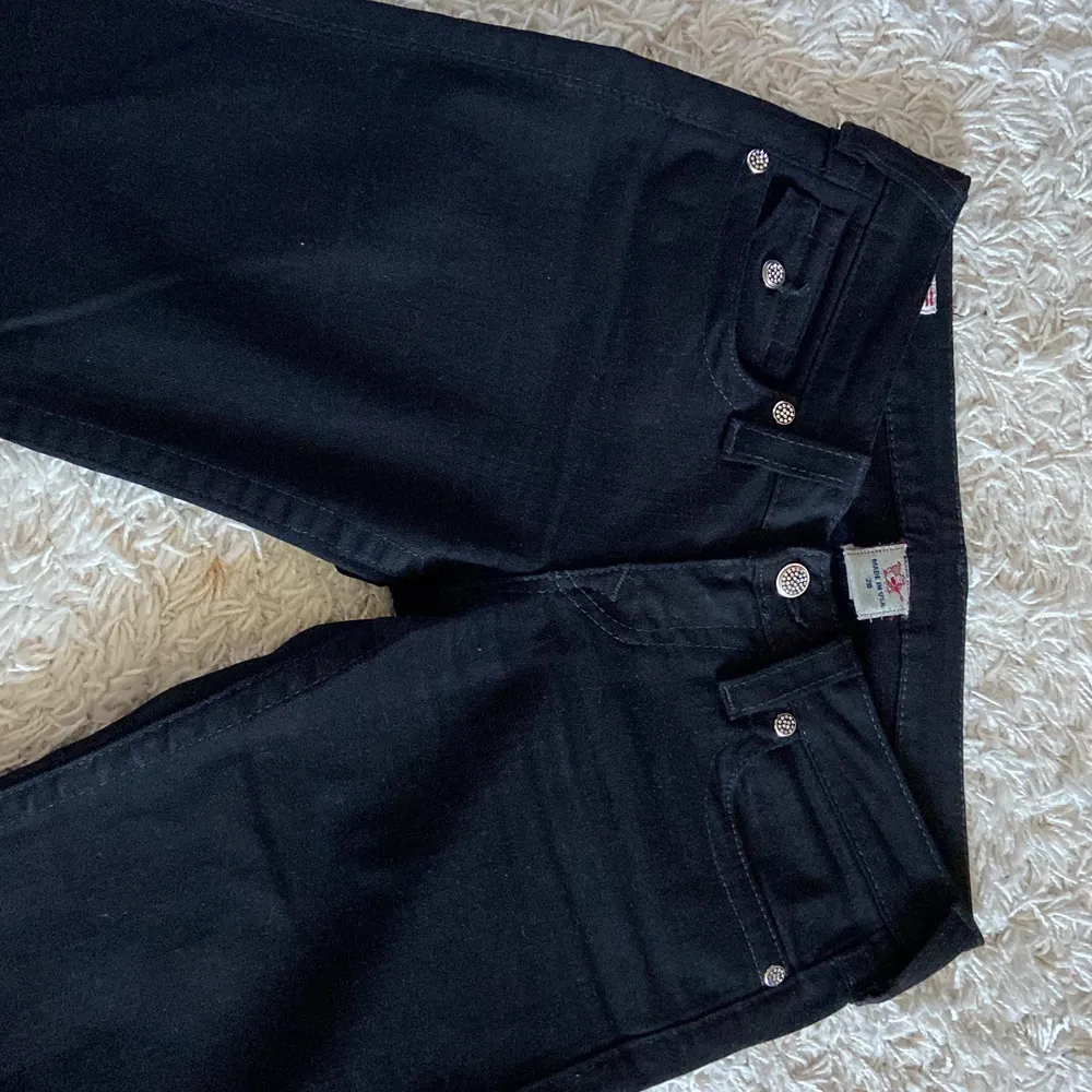 INTRESSEKOLL‼️ Ett par svarta skinny jeans i märket True religion i storlek 28. Inga defekter.. Jeans & Byxor.