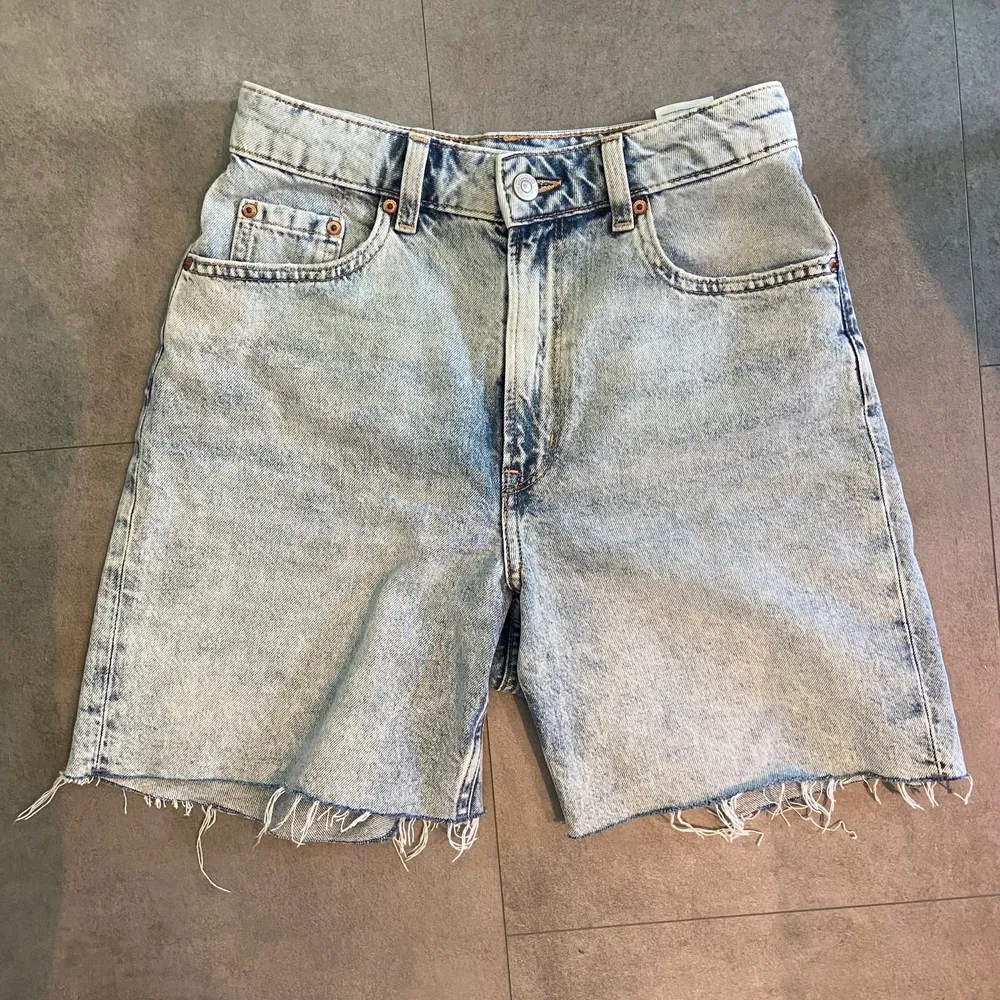 Ljusblåa shorts köpta förra sommarn men väldigt sparsamt använda och som nyskick, säljer då dom blivit för små för mig!💕nypris:249 kr!. Shorts.