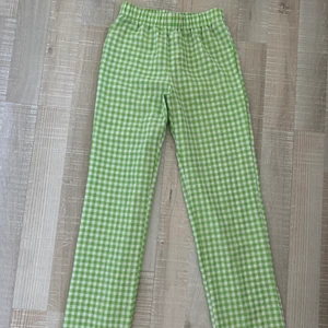 Rutiga byxor från shien - Grön och vita randiga byxor från shien. Storlek S/36. Endast använda en gång.