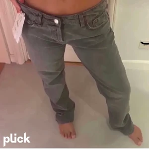Zara lågmidjade jeans - slutsålda gråa lågmidjade zara jeans❤️ knappt använda INGEN BUDIVNING 450kr FÖRST TILL KVARN och sista bilden är min❤️