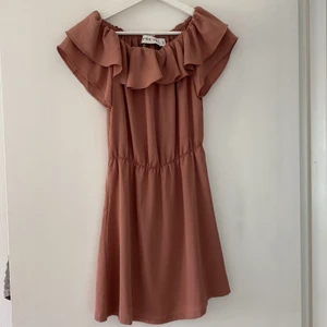 Ivyrevel volangklänning  - Klänning från Ivyrevel i storlek XS. 