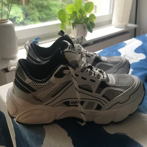 Buffalo sneakers  - Buffalo sneakers, storlek 39. Nyskick, använda endast en gång. Lite stora för mig. Köpta i Maj detta året! Finns digitalt kvitto om det behövs. 