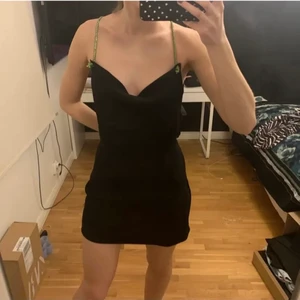 Zara, Svart, Klänning, S - En så snygg klänning från Zara. Var tyvärr lite stor på mig men hade en bra längd för mig som är lång (176 cm). Så finna detaljer. Perfekt till fest. Är i nyskick och har kvar prislappen. Frakt tillkommer💕💞💕💞
