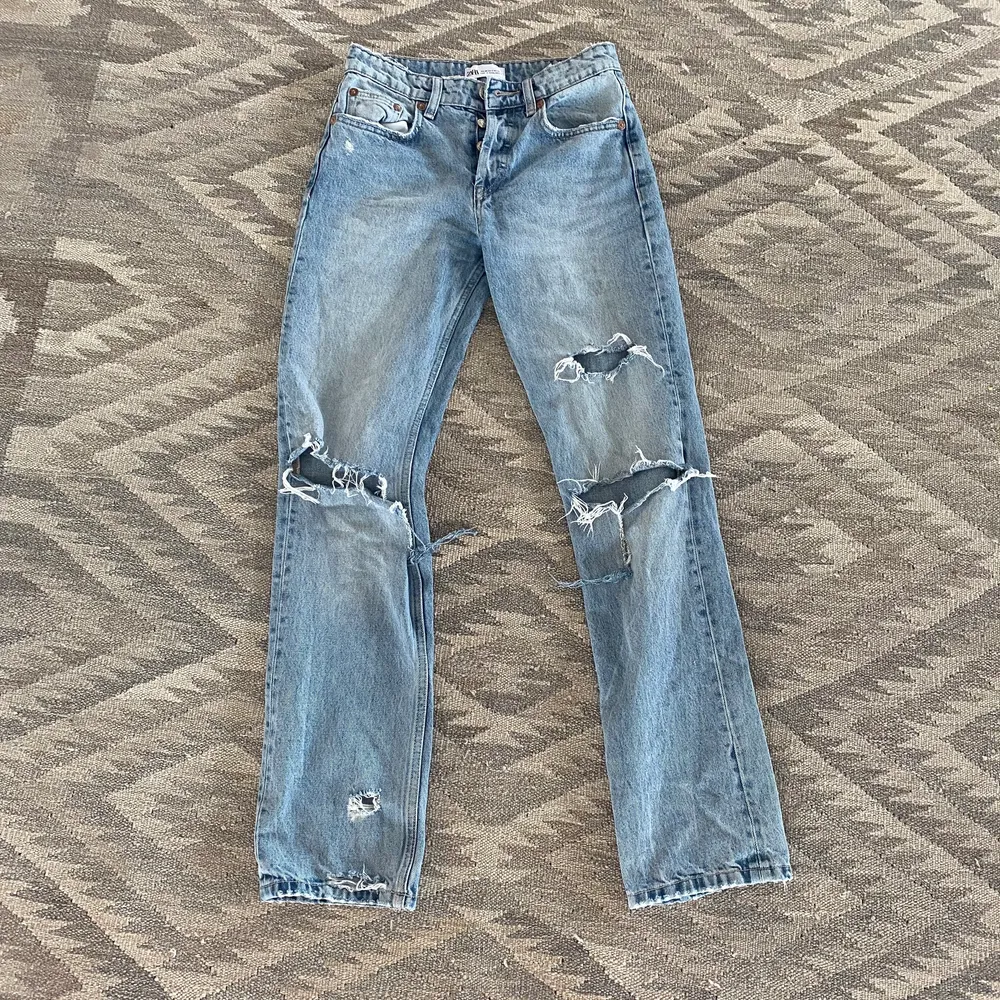 Säljer mina fina jeans, sparsamt använda och jättesnygga, lite slitna vid hålen dock, men tycker det gör dem ännu snyggare. KÖPAREN Står För Frakt.. Jeans & Byxor.